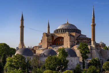 Hindi. İstanbul. Ayasofya Camii 'nin görkemli mimarisi mavi gökyüzünün altında.