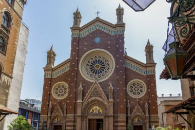 Hindi. İstanbul. Beyoğlu 'ndaki Istiklal Caddesi' ndeki Padua Kilisesi 'nin cephesi.