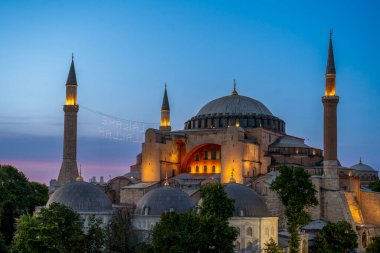 Hindi. İstanbul. Ayasofya Camii alacakaranlıkta güzel mavi bir gökyüzünün altında parladı.