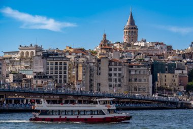 Hindi. İstanbul. Boğaz ve Galata Kulesi 'nde mavi gökyüzünün altında bir feribot.