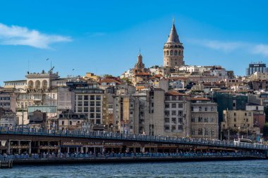 Hindi. İstanbul. Mavi gökyüzünün altındaki Boğaz ve Galata Kulesi 'nin manzarası