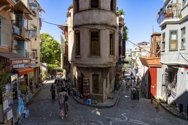 Hindi. İstanbul. Tipik Balat bölgesinde yürüyen insanlar