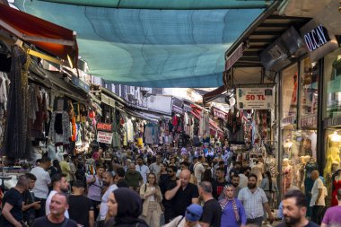 Hindi. İstanbul. İstanbul 'da Irfaniye Carsisi caddesinde hareketli bir pazar, canlı bir alışveriş kalabalığı ve satıcılarla canlanıyor