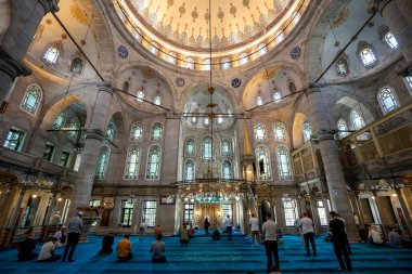 Hindi. İstanbul. Müslüman erkekler görkemli Eyüp camisinde namaz kılarlar.