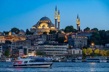 Hindi. İstanbul. Günbatımında aydınlık Süleyman Camii 'nin ve Boğaz' ın önüne gidin.