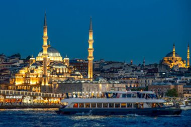 Hindi. İstanbul. Akşamüstü Yeni Cami Camii 'nin önünden bir feribot kalkacak.
