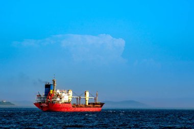 Hindi. İstanbul. Bir tanker Boğaz 'ı geçiyor.