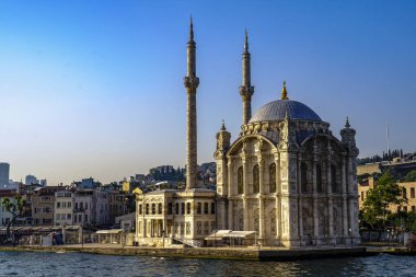 Hindi. İstanbul. Mavi gökyüzünün altındaki Ortakoy Camii