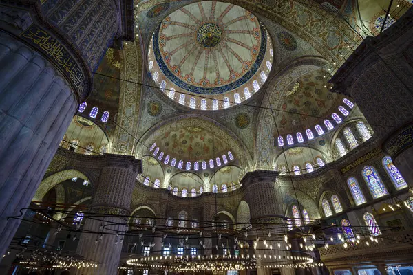 Hindi. İstanbul. Süslü tavan ve Sultan Ahmed Camii 'nin büyük avizesi.