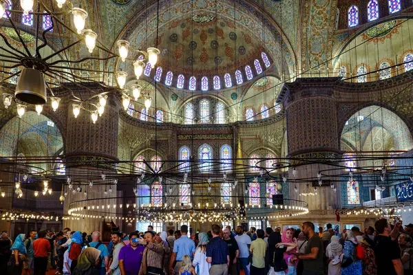 Hindi. İstanbul. Sultanahmed Camii 'nin içi ziyaretçi ve ibadet edenlerle doluydu.