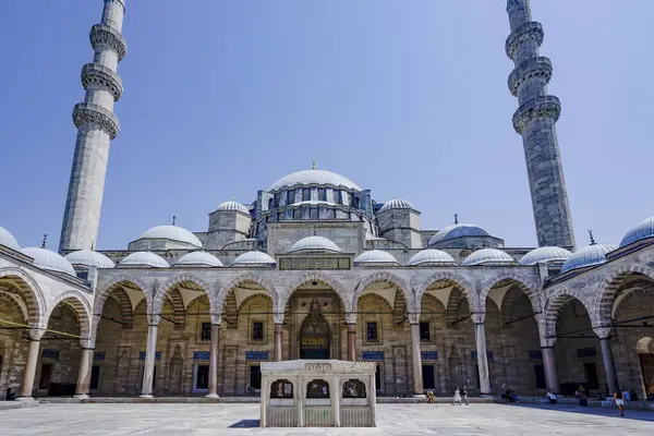 Hindi. İstanbul. Süleyman Camii ya da Süleyman Camii ve iç avlusu