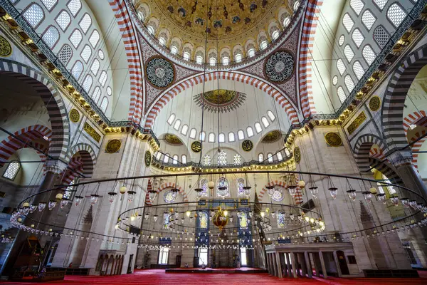 Hindi. İstanbul. İstanbul 'daki Süleyman Camii' nin çarpıcı iç mimarisi, büyük kubbesini, karmaşık Osmanlı mimarisini gözler önüne seriyor.
