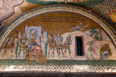 Hindi. İstanbul. Kısmen restore edilmiş bir Bizans mozaiği, Masumlar Katliamı 'nın düzenini tasvir ediyor ve Chora Kilisesi' nin duvarlarını süslüyor.)