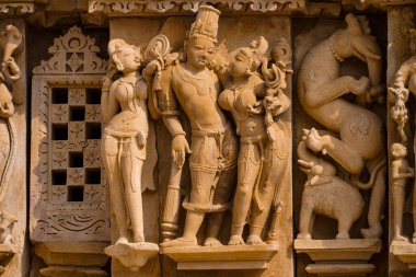 Hindistan. Madhya Pradesh eyaleti. Khajuraho Anıtlar Grubu Hindu ve Jain tapınaklarından oluşan bir gruptur. Parshvanatha Jain tapınağında rahatlama