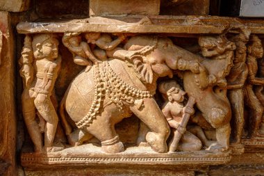 Hindistan. Madhya Pradesh Eyaleti. Khajuraho Anıtlar Grubu, Hindu ve Jain tapınaklarından oluşan bir grup. Parshvanatha Jain Tapınağı 'nda bir fil tasvir edilmiş.