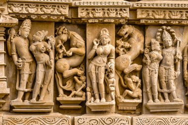 Hindistan. Madhya Pradesh eyaleti. Khajuraho Anıtlar Grubu Hindu ve Jain tapınaklarından oluşan bir gruptur. Parshvanatha Jain Tapınağı. Gözlerine sürme yapan bir kadının rahatlaması.