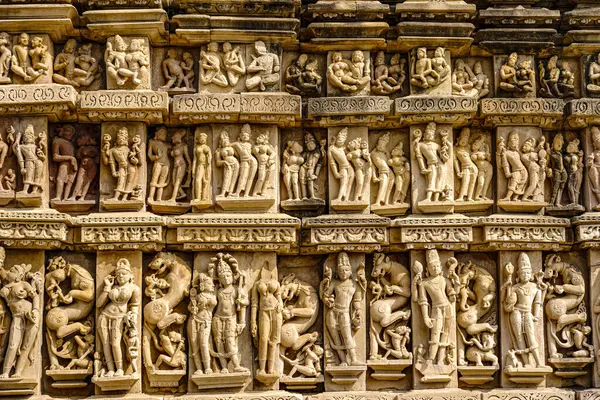 Hindistan. Madhya Pradesh eyaleti. Khajuraho Anıtlar Grubu Hindu ve Jain tapınaklarından oluşan bir gruptur. Parshvanatha Jain tapınağında rahatlama