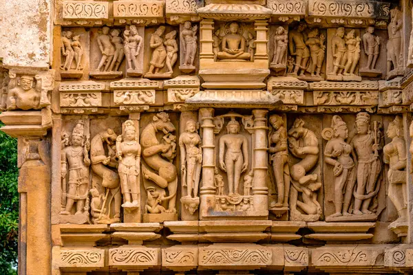 Hindistan. Madhya Pradesh eyaleti. Khajuraho Anıtlar Grubu Hindu ve Jain tapınaklarından oluşan bir gruptur. Parshvanatha Jain tapınağında rahatlama