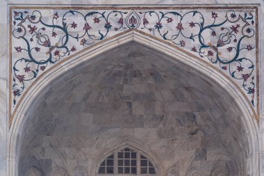 Hindistan. Uttar Pradesh eyaleti. Agra. Taj Mahal. Müslüman Babür İmparatoru Şah Cihan 'ın karısı Mumtaz Mahal anısına inşa ettiği beyaz mermer mozole. Mermer mozaiğin ayrıntıları
