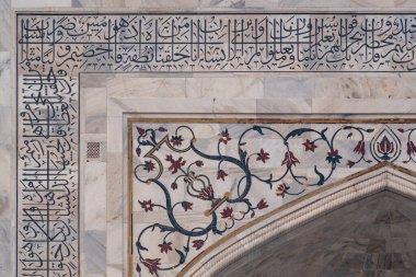 Hindistan. Uttar Pradesh eyaleti. Agra. Taj Mahal. Müslüman Babür İmparatoru Şah Cihan 'ın karısı Mumtaz Mahal anısına inşa ettiği beyaz mermer mozole. Mermer mozaik ve kaligrafi ayrıntıları