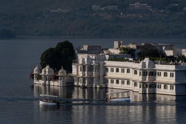 Hindistan. Rajasthan. Udaipur. Taj Gölü Sarayı sabahın erken saatlerinde Pichola Gölü 'nün ortasında kurulmuştur.