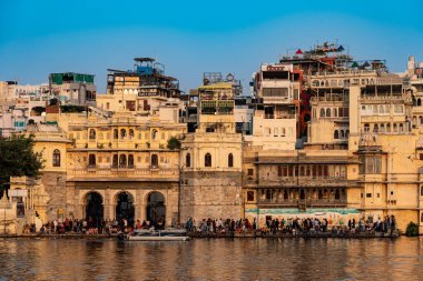 Hindistan. Rajasthan. Udaipur. Gangaur Ghat, alacakaranlıkta