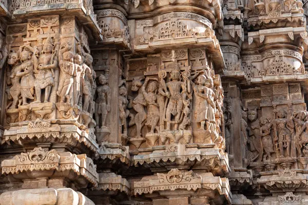 Hindistan. Rajasthan. Udaipur. Hindu tanrısı Vishnu 'ya adanmış Jagdish tapınağı. Bas-yardım heykeli