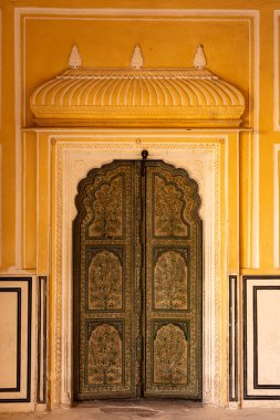 Hindistan. Rajasthan. Jaipur (Pembe Şehir). Hawa Mahal. (Rüzgarlar Sarayı) Güzel dekore edilmiş kapı.