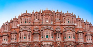 Hindistan. Rajasthan. Jaipur (Pembe Şehir). Hawa Mahal. (Rüzgarlar Sarayı) Mavi gökyüzünün altındaki cephenin panoramik görüntüsü