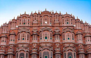 Hindistan. Rajasthan. Jaipur (Pembe Şehir). Hawa Mahal. (Rüzgarlar Sarayı) Gün batımında cephenin genel görünümü
