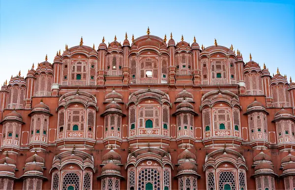 Hindistan. Rajasthan. Jaipur (Pembe Şehir). Hawa Mahal. (Rüzgarlar Sarayı) Gün batımında cephenin genel görünümü