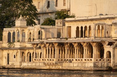 Hindistan. Rajasthan. Udaipur. Şehir Sarayı manzarasının mimarisi. Pichola Gölü 'nden alacakaranlıkta.