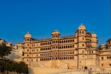 Hindistan. Rajasthan. Udaipur. Alacakaranlıkta Pichola Gölü 'nden Şehir Sarayı manzarası