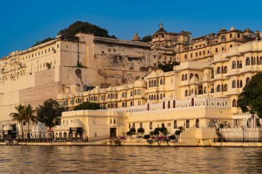 Hindistan. Rajasthan. Udaipur. Alacakaranlıkta Pichola Gölü 'nden Şehir Sarayı manzarası