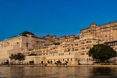Hindistan. Rajasthan. Udaipur. Alacakaranlıkta Pichola Gölü 'nden Şehir Sarayı manzarası