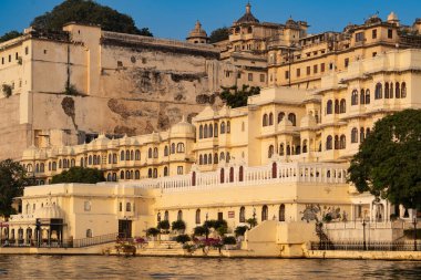 Hindistan. Rajasthan. Udaipur. Alacakaranlıkta Pichola Gölü 'nden Şehir Sarayı manzarası