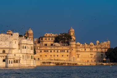 Hindistan. Rajasthan. Udaipur. Alacakaranlıkta Pichola Gölü 'nden Şehir Sarayı manzarası