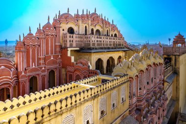 Hindistan. Rajasthan. Jaipur (Pembe Şehir). Hawa Mahal. (Rüzgarlar Sarayı) İnsanlar balkonlarda Hawa Mahal Sarayı 'nı ziyaret ediyor.
