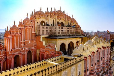 Hindistan. Rajasthan. Jaipur (Pembe Şehir). Hawa Mahal. (Rüzgarlar Sarayı) İnsanlar balkonlarda Hawa Mahal Sarayı 'nı ziyaret ediyor.