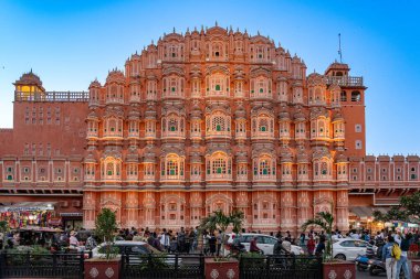 Hindistan. Rajasthan. Jaipur (Pembe Şehir). Hawa Mahal. (Rüzgarlar Sarayı) Günbatımında aydınlanan sarayın genel manzarası