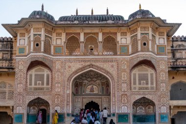 Hindistan. Rajasthan. Jaipur. Amber Kalesi. Turistler Ganesh kapısından kaleye giriyorlar.