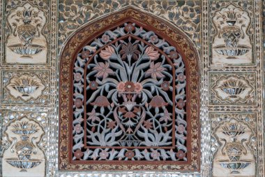 Sheesh Mahal 'ın iç mekanı. Diwan-i Khas, Sheesh Mahal olarak da bilinir.)