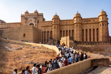 Hindistan. Rajasthan. Jaipur. Amber Kalesi. Amber Kalesi 'ni turist kalabalığı ziyaret ediyor.