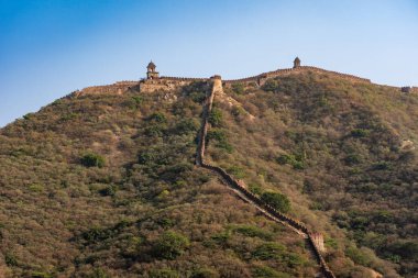 Hindistan. Rajasthan. Jaipur. Amber Kalesi. Duvarlar Amber Kalesi 'nin tepelerinden esiyor.