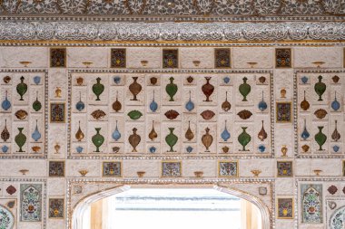 Hindistan. Rajasthan. Jaipur. Amber Kalesi. Aynalar Sarayı 'nın dekorasyonunun detayları.