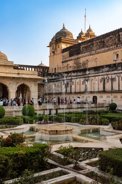Hindistan. Rajasthan. Jaipur. Amber Kalesi. Avlu ve yıldız şeklindeki havzası