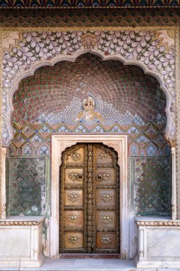 Hindistan. Rajasthan. Jaipur. Şehir Sarayı. Maharaja 'nın güneş sembolü ile süslenmiş Gül Kapısı' nın ayrıntıları ve yinelenen çiçek motifleriyle kışı temsil ediyor ve tanrıça Devi 'ye adanmıştır. Bilinen dört kapıdan biri.