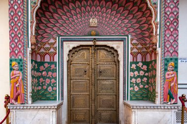 Hindistan. Rajasthan. Jaipur. Şehir Sarayı. Lotus Kapısı çiçek motifleriyle, yazı temsil eder ve tanrı Shiva ve tanrıça Parvati 'ye adanmıştır. Chandra Mahal 'in iç avlusundaki Ridhi Sidhi Pol olarak bilinen dört kapıdan biri.