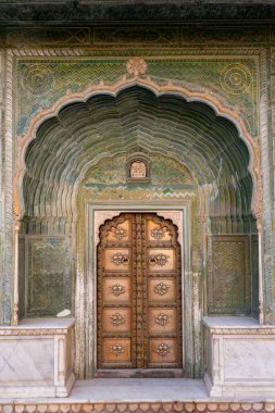 Hindistan. Rajasthan. Jaipur. Şehir Sarayı. Yeşil Kapı, Leheriya Kapısı olarak da adlandırılır, yeşil dalgalı desenlerle süslenir, baharı sembolize eder ve tanrı Ganesha 'ya adanmıştır. Ridhi Sidhi Pol olarak bilinen dört kapıdan birinin iç avlusunda.