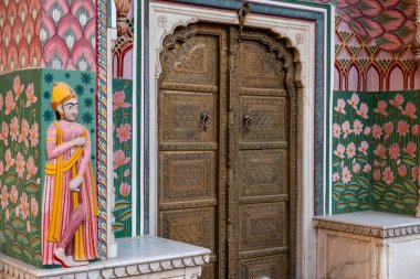 Hindistan. Rajasthan. Jaipur. Şehir Sarayı. Lotus Kapısı 'nın çiçek motifli mimarisi, yazı temsil eder ve tanrı Shiva ve tanrıça Parvati' ye adanmıştır. Ridhi Sidhi Pol olarak bilinen dört kapıdan biri iç avluda. 